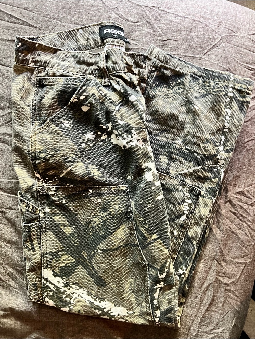 RSQ Men's Relaxed Cargo Jeans in Green Camo